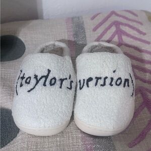 Taylor Swift Inspired Slippers – Cozy Fuzzy White Cushioned Slip-Ons